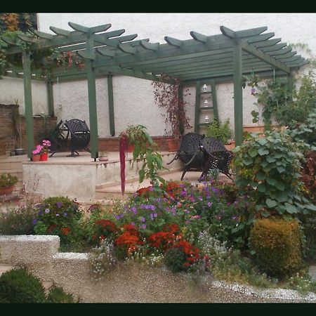 Room "Honeybee" In A Neoclassical House Kastoria Exterior photo