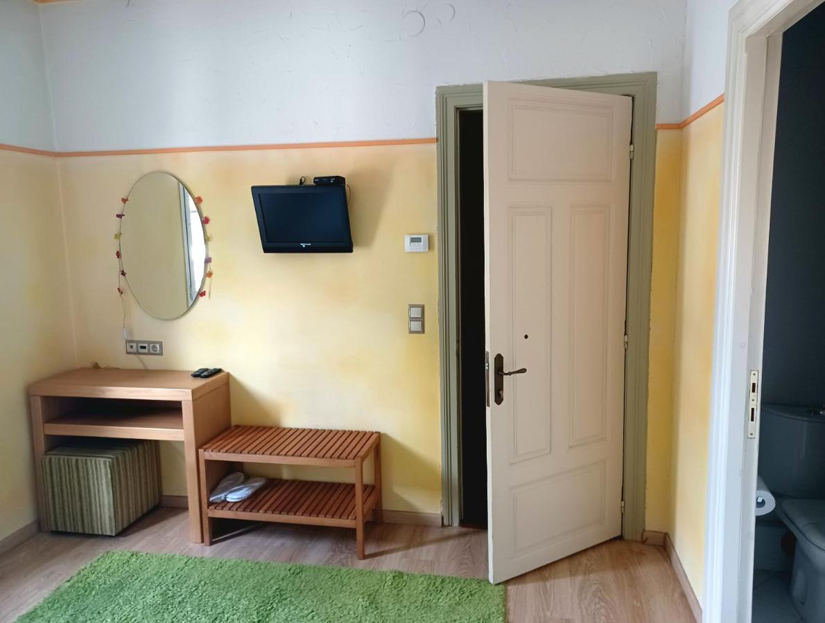Room "Honeybee" In A Neoclassical House Kastoria Exterior photo