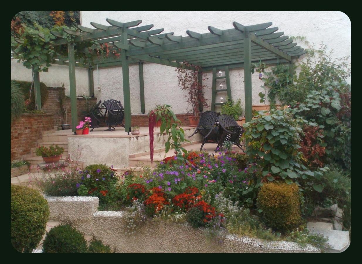 Room "Honeybee" In A Neoclassical House Kastoria Exterior photo