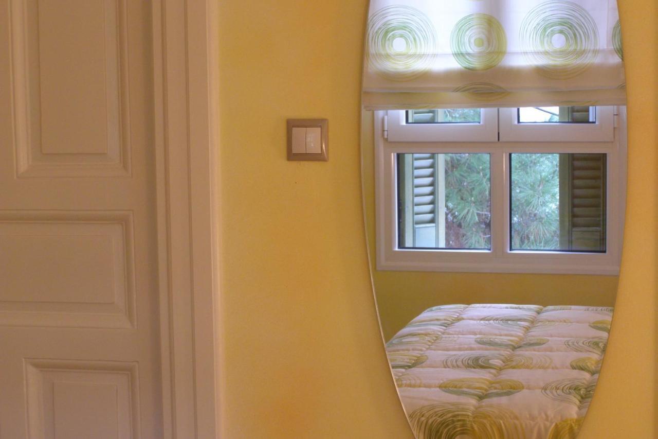 Room "Honeybee" In A Neoclassical House Kastoria Exterior photo