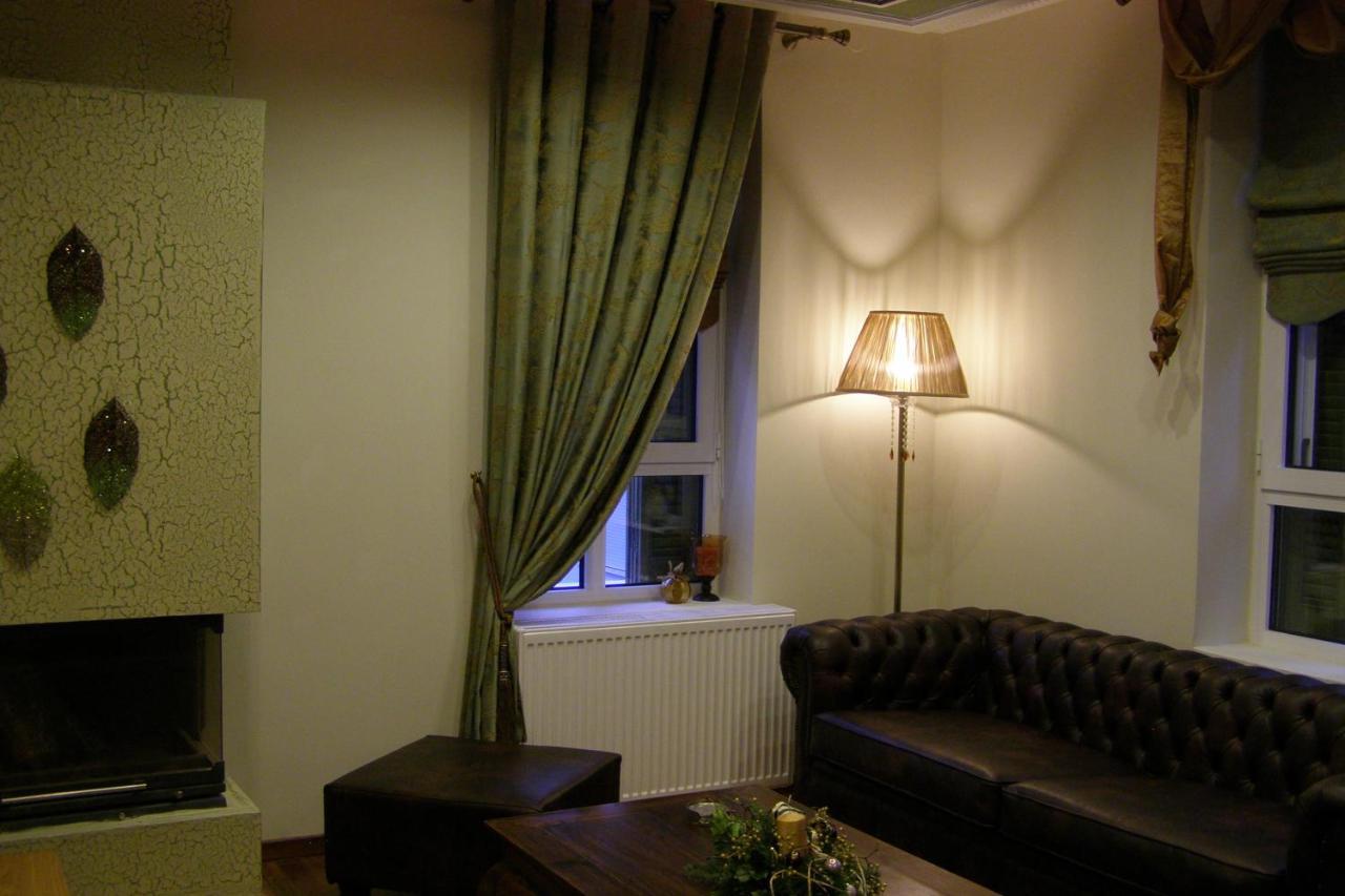 Room "Honeybee" In A Neoclassical House Kastoria Exterior photo